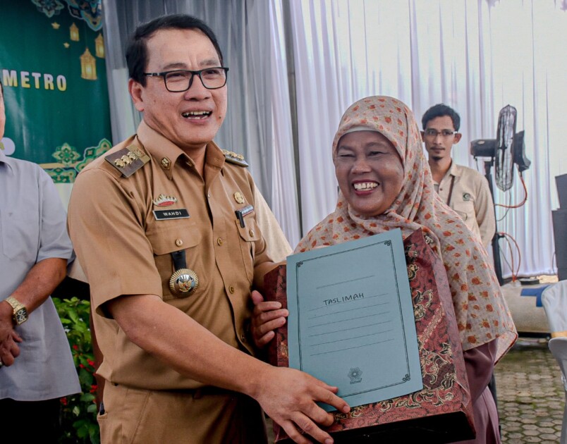 Capai Target dan Sudah Lebih 10 Tahun Mengabdi, Wahdi Serahkan Umroh Gratis Ke 2 Pegawai RS Islam Metro