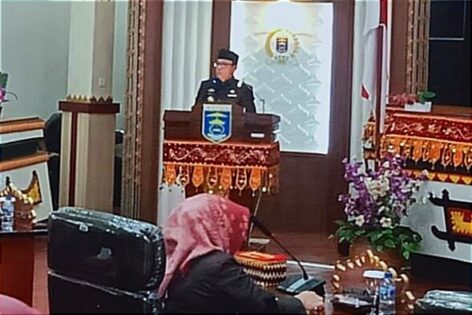 Wahdi Sampaikan LKPJ TA 2023 dan Raperda Minuman Keras saat Paripurna