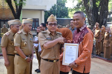 Apel Mingguan, Wahdi Serahkan Piagam Pemenang Lomba Penyuluhan