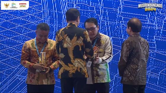 Presiden Jokowi Berikan Penghargaan Pembangunan Daerah kepada Walikota Metro Wahdi