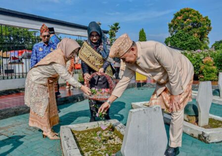Kenang Perjuangan Jasa Pahlawan di Hari Jadi ke 87, Pemkot Metro Gelar Tabur Bunga