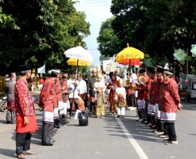 Hari Jadi Kota Metro ke 87, Lestarikan Tradisi Manjau Anak Benulung Besunat