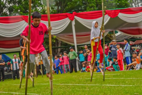 261 Peserta SD dan SMP se-Kota Metro Lestarikan Olahraga Tradisional Lewat Lomba