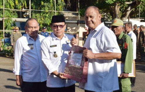 Wahdi Apresiasi Kerja Satlinmas Kota Metro dengan Beri Penghargaan