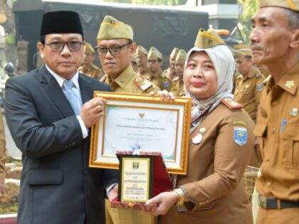 Wahdi Berikan Penghargaan OPD Terbaik Penilaian SAKIP