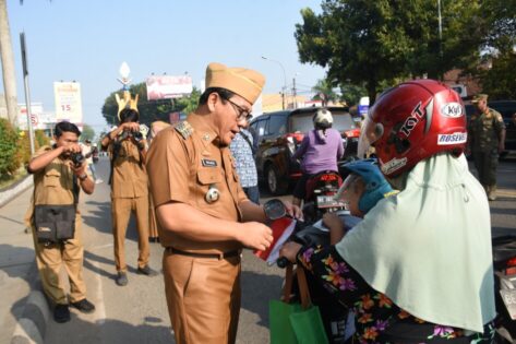 Tumbuhkan Rasa Patriotisme, Pemerintah Kota Metro Bagikan Ratusan Bendera Merah Putih ke Warga