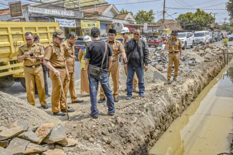 Pemkot Metro Tengah Lakukan Normalisasi Saluran Pembuangan Air dan Pembenahan Infrastruktur Jalan