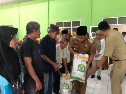 Wahdi Salurkan Bantuan Pangan Beras di Metro Pusat dan Metro Barat