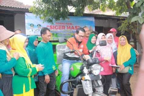 Wahdi Bagikan Lima Motor Pick Up Kepada Bank Sampah Hibah KLHK