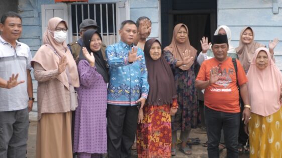 Wakil Walikota Metro, Qomaru serahkan bantuan RTLH