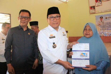 Warga Metro Barat, Terima Kartu Metro Ceria dari Wahdi