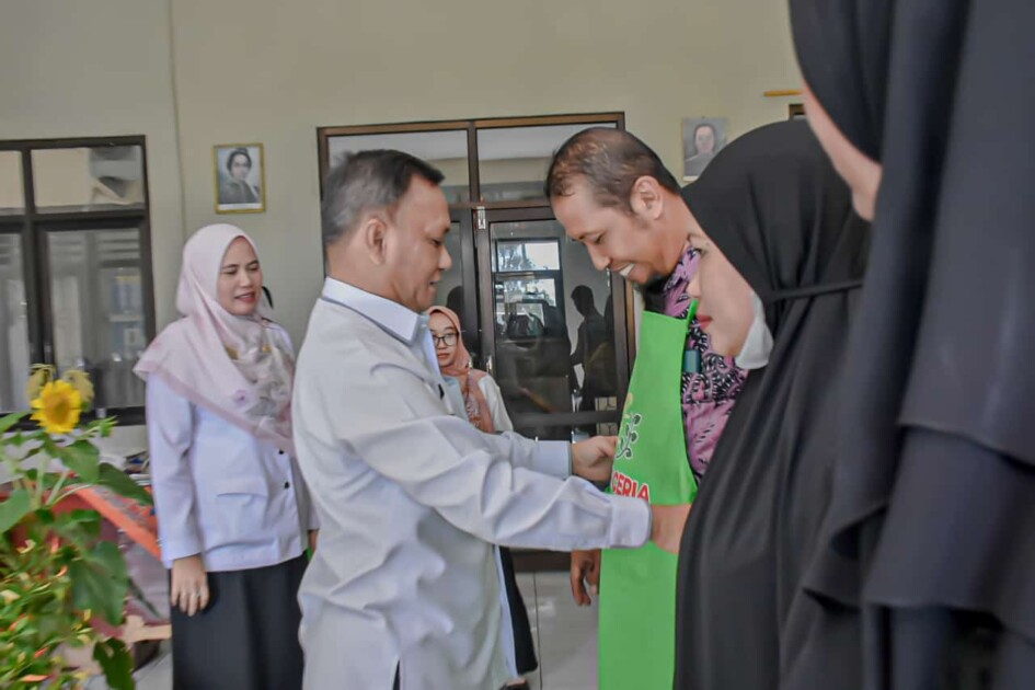 Peduli Keamanan dan Penerapan Standar Pengemasan Makanan, Qomaru Zaman Berikan Apron ke Pelaku Usaha