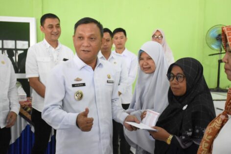 Qomaru Zaman Bagikan 128 Kartu Metro Ceria Untuk Warga Hadimulyo Barat