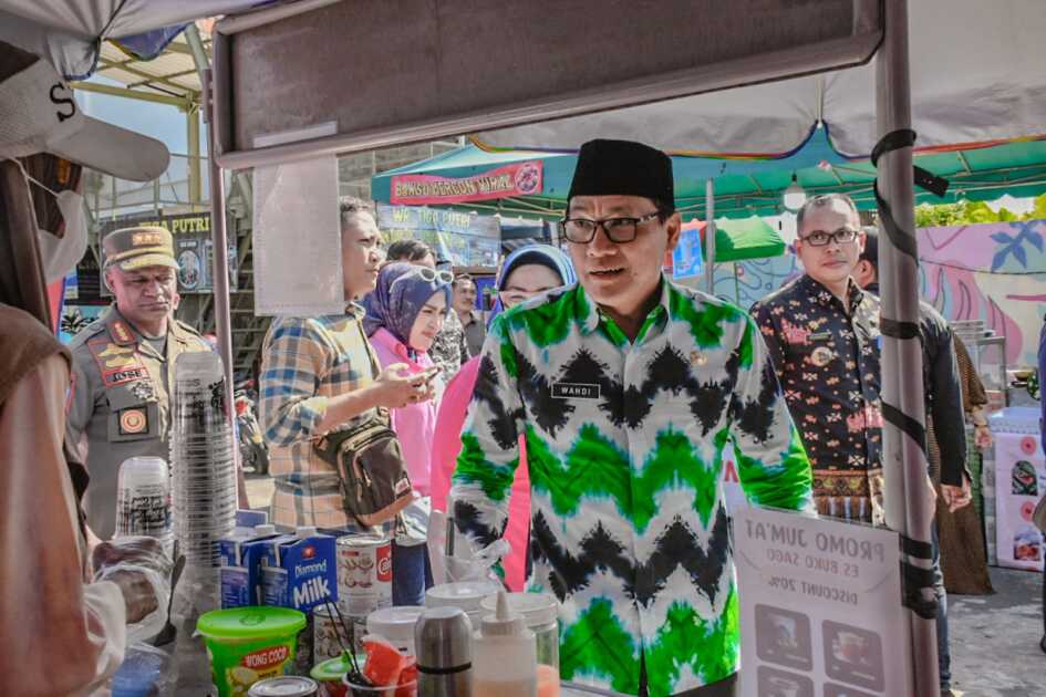 Ingin Memajukan UMKM Metro, Wahdi Resmikan Bazar Cemilan, Wastra dan Lomba LCC