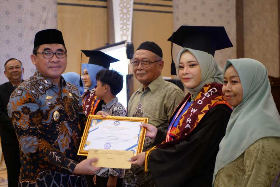 Asisten II Kota Metro Hadiri Wisuda Nakes Akbid Wira Buana