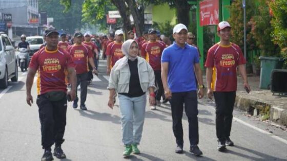 Pjs. Walikota Metro, Descatama Jalan Sehat bersama Warga dan Jajaran OPD
