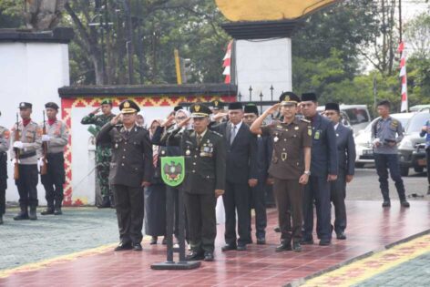 Kenang Pahlawan, Jajaran Fokorpimda Metro Gelar Tabur Bunga
