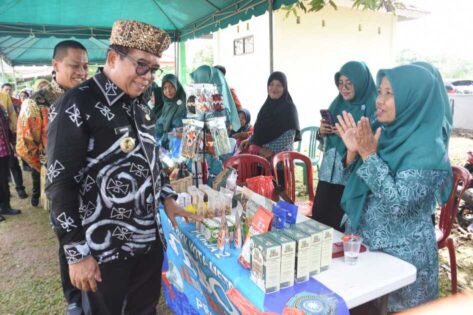 Pj. Gubernur Samsudin dan Ketua TP PKK Provinsi makan bersama ibu hamil dan menyusui