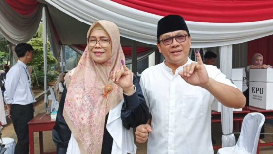 Walikota Metro Wahdi Salurkan suara di TPS 05 Metro