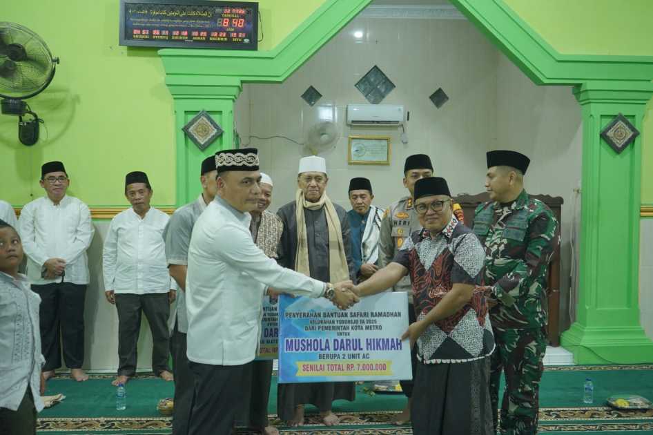 Walikota Metro H. Bambang berikan bantuan material dan alat ibadah melalui Safari Ramadan