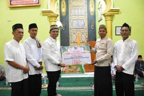 M. Rafieq berikan bantuan alat ibadah Masjid As-Siroj Metro Barat
