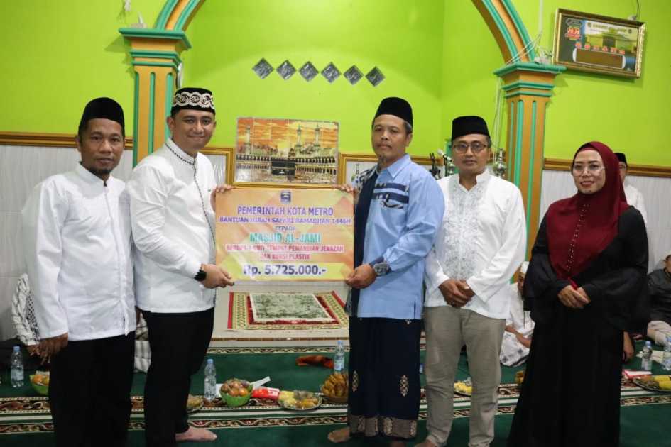 Wakil Walikota Metro berikan bantuan Masjid Al Jami Banjarsari saat Safari Ramadan