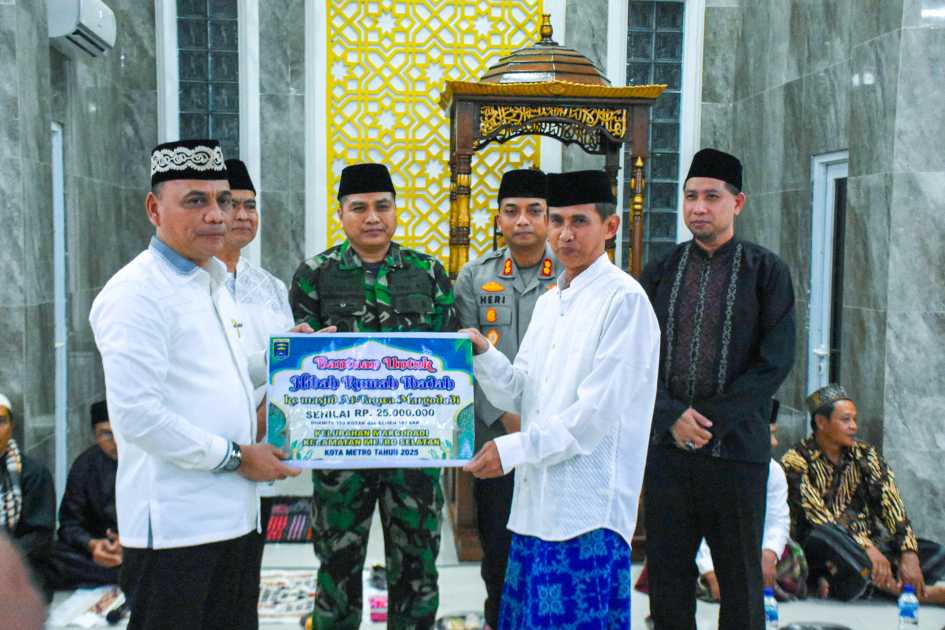 Safari Ramadan, H. Bambang berikan bantuan material Masjid Taqwa Margodadi