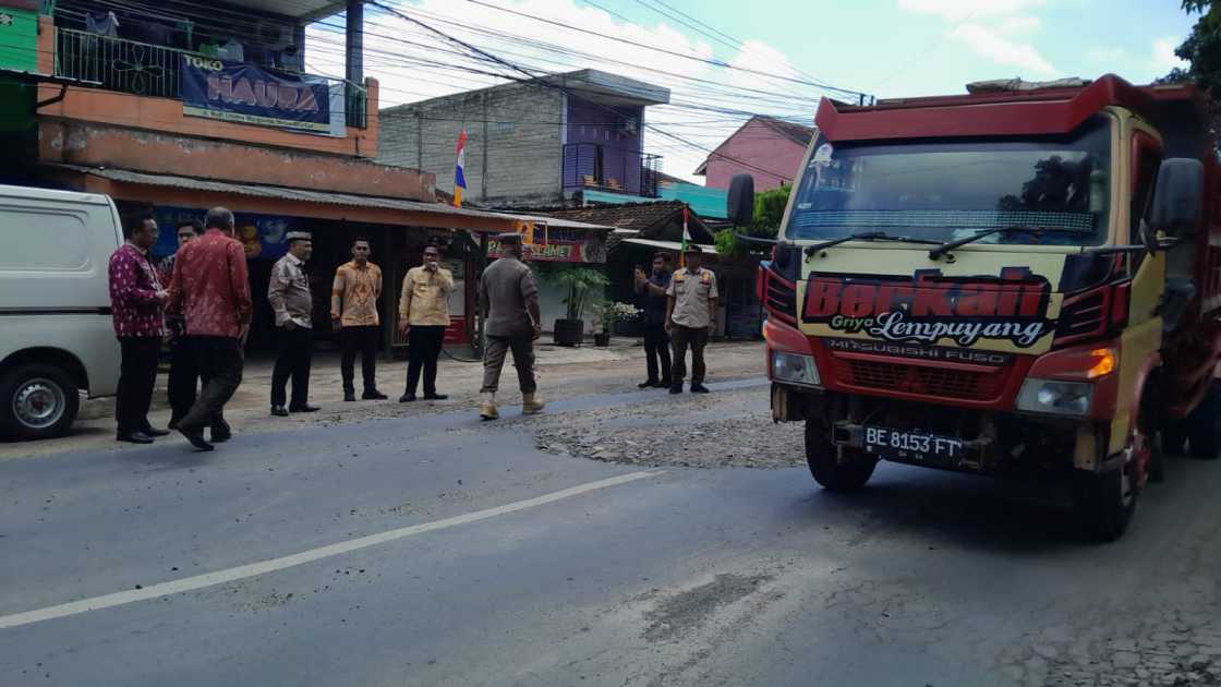 Sidak Jalan Rusak, Wali Kota Metro Instruksikan Perbaikan Sebelum Lebaran