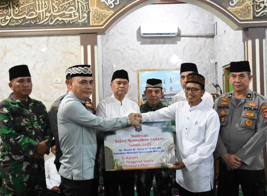 H. Bambang beri bantuan Masjid Al Azhar Mulyojati, pada Safari Ramadan