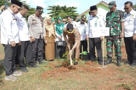 Wali Kota Metro Hadiri Peringatan Hari Bumi dan Penanaman 1 Juta Pohon Matoa