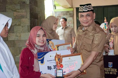 Wali Kota Metro Serahkan Hadiah Juara Lomba Menyanyi dan Simbolis HKI bagi Pelaku Ekraf