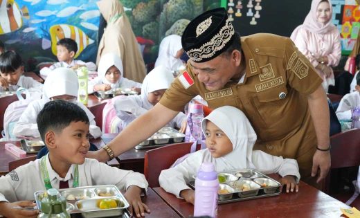 Wali Kota Metro, Bambang meninjau pelaksanaan Program MBG di Metro Barat