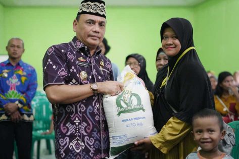 Wali Kota Metro, H. Bambang salurkan bantuan beras di Metro Pusat kepada 3.101 KPM