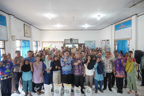 Wali Kota Metro Salurkan 32,5 Ton Beras Bulog untuk 1.626 Keluarga di Metro Selatan