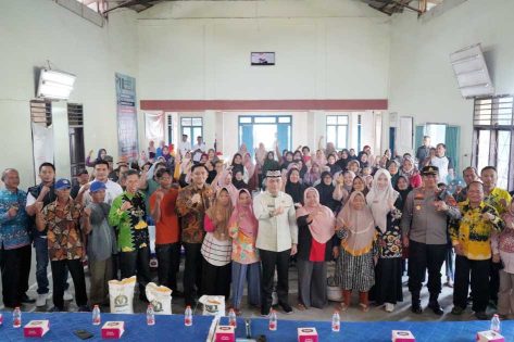 3.857 warga Metro Barat dan Selatan terima bantuan beras dari Wali Kota Metro, H. Bambang