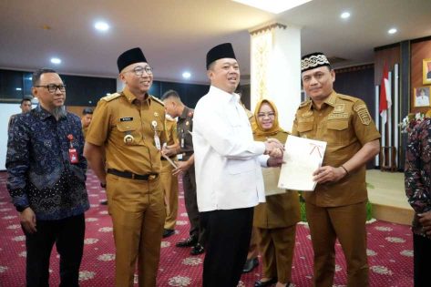 Diterima H. Bambang, Menteri ATR BPN, Nusron Wahid menyerahkan sertipikat hak pakai