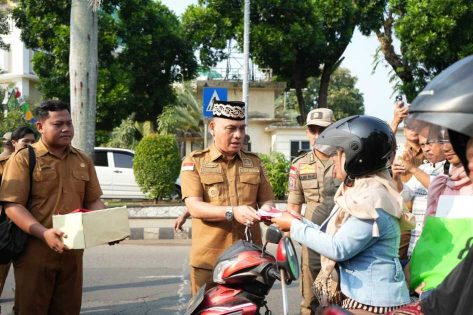 Turun ke jalan, Wali Kota dan Forkopimda kompak bagikan Bendera Merah Putih