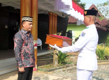 Wali Kota Metro serahkan Bendera Merah Putih kepada Paskibraka untuk Upacara 17 Agustus