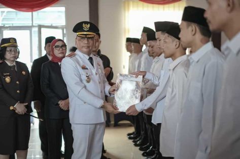 401 Narapidana Lapas Metro Terima Remisi, Walikota Metro Serahkan Secara Simbolis ke 9 Napi Yang Bebas