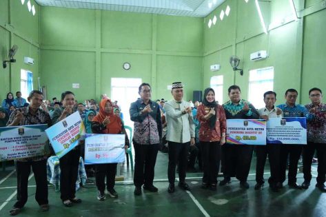 Monitoring Pemerintahan di Metro Utara, Walikota Serahkan Insentif Pamong Secara Simbolis