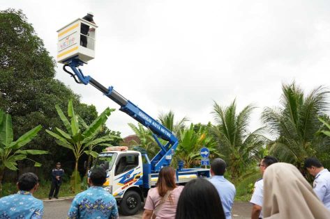 Komitmen menciptakan kota yang terang benderang Pemkot Metro terima Mobil Crane Skylift