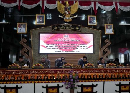 Wali Kota Metro hadiri Sidang Paripurna, tentang Pandangan Umum Fraksi terkait Raperda Perubahan TA 2025