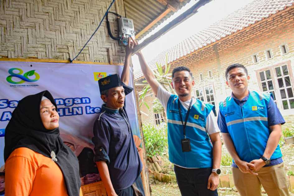 Hari Listrik Nasional ke-80: 12 Rumah Pra-Sejahtera di Metro Nikmati “Light Up The Dream”