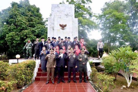 Wakil Wali Kota Metro Pimpin Upacara Hari Pahlawan di Taman Makam Pahlawan Kemala Nusantara