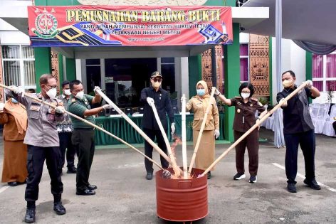 Pemkot Metro apresiasi pemusnahan barang bukti tindak pidana dari Kejari Metro