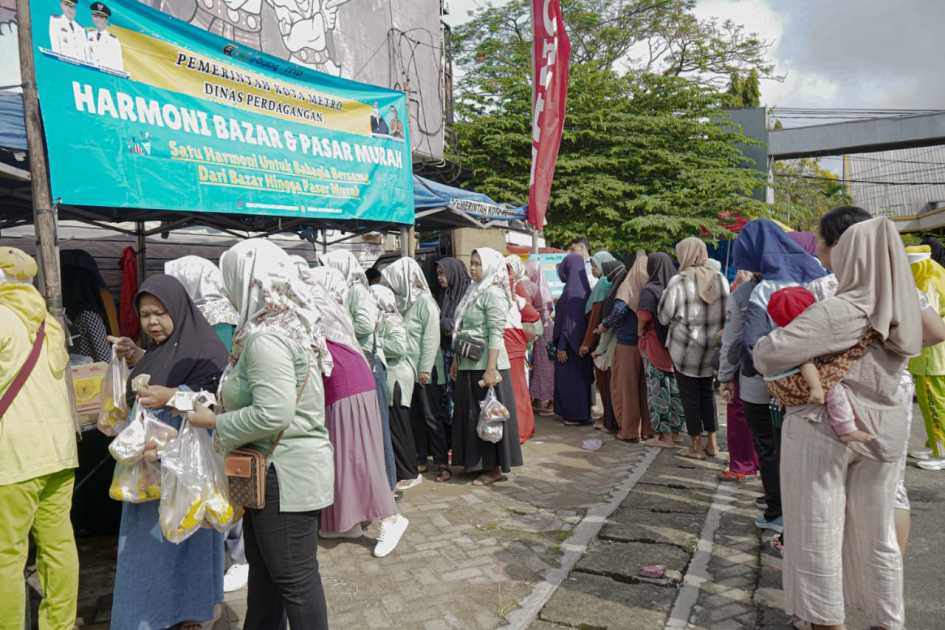 Rafieq Adi Pradana Pantau Stabilitas Harga di Bazar Murah Dekranasda Metro