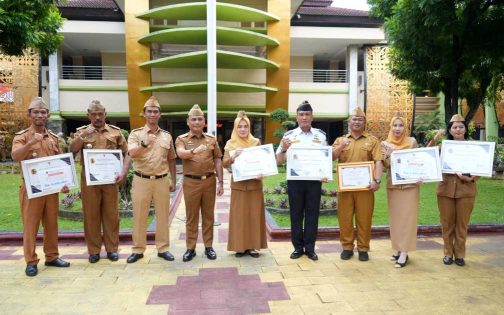 Pemkot Metro Gelar Apel Mingguan dan Serahkan Sejumlah Penghargaan Kinerja Tahun 2025