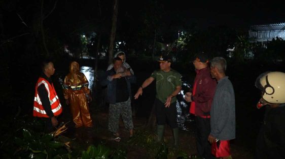 Walikota Metro Turun Langsung Pimpin Gotong Royong Membersihkan Pohon Tumbang