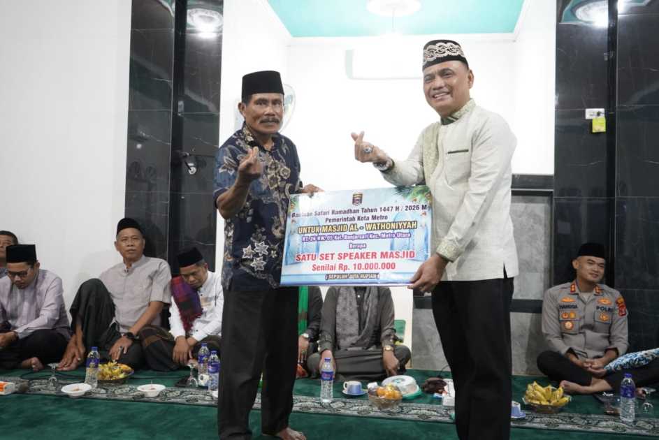 Pemkot Metro Gelar Safari Ramadan Serahkan Bantuan Hibah ke Masjid Al Watoniah