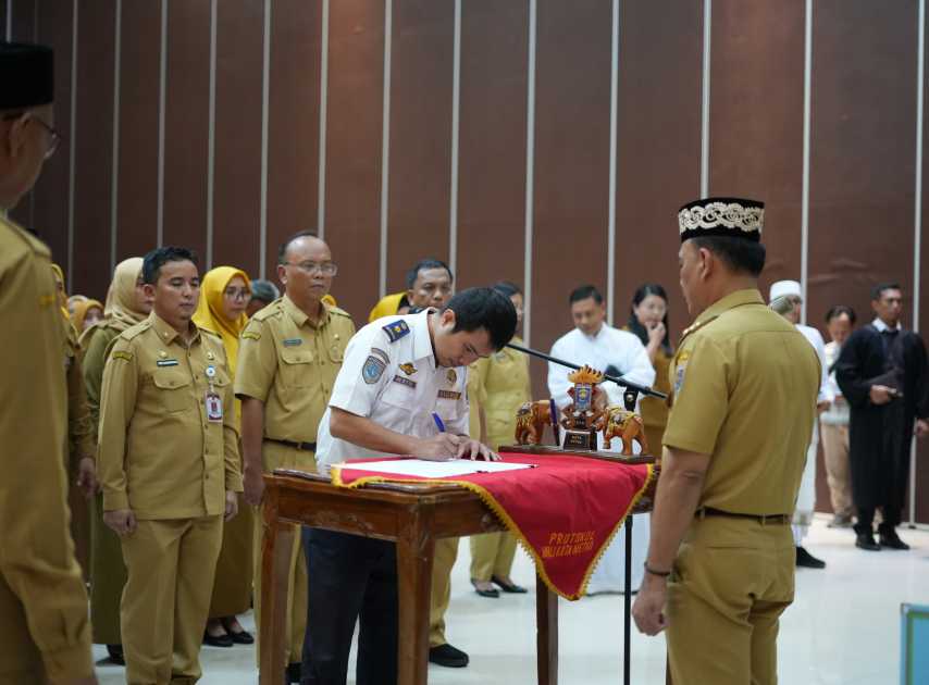 Wali Kota Metro Lantik 100 Pejabat Baru, Fokus pada Pelayanan Publik Lebih Baik